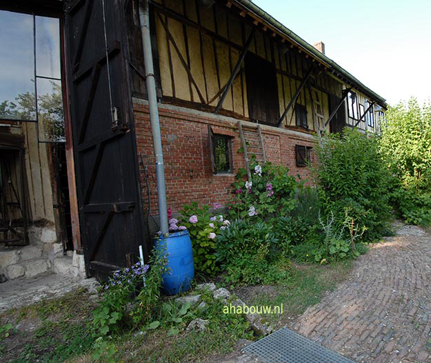 Tuin , vakwerk (leem/eikenhout) muuropbouw.